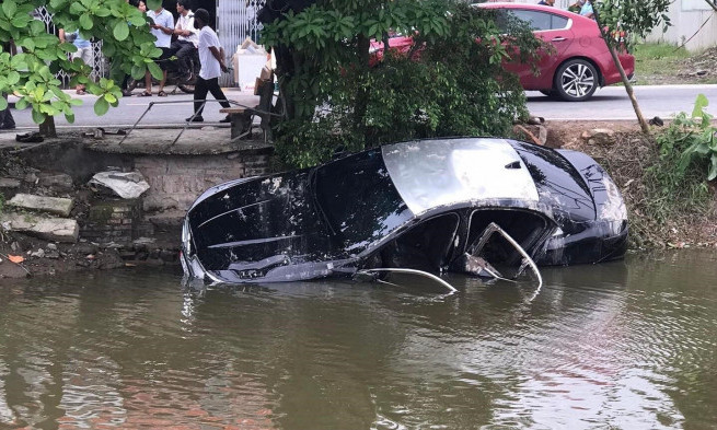 Hải Phòng: Xe chở Chủ tịch Hội Nông dân xã lao xuống mương, 2 người tử vong