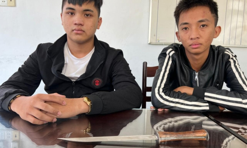 Mâu thuẫn trước cổng trường, vác dao rượt chém người