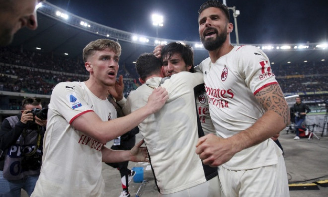 Inter đang dâng chức vô địch Serie A cho Milan