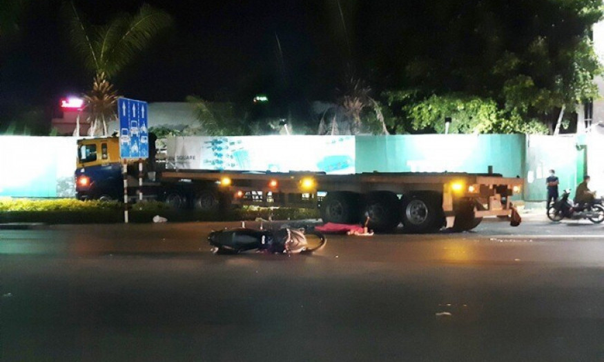 Hai anh em tử vong thương tâm sau va chạm xe đầu kéo ở Bình Dương
