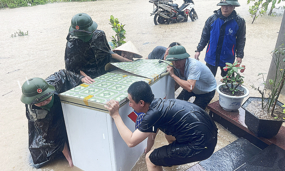 Cán bộ, chiến sĩ Đồn Biên phòng Quan Lạn dầm mưa giúp dân di chuyển tài sản