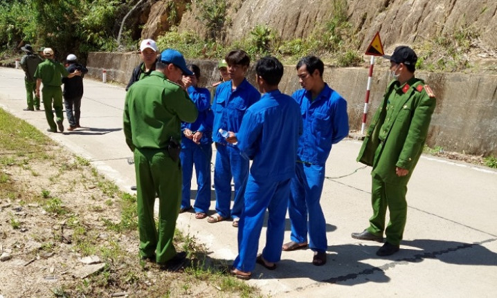 Kẻ chủ mưu phá rừng bỏ chạy ném lại nhiều súng đạn