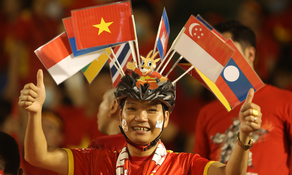 Cổ động viên cháy hết mình trên SVĐ Cẩm Phả