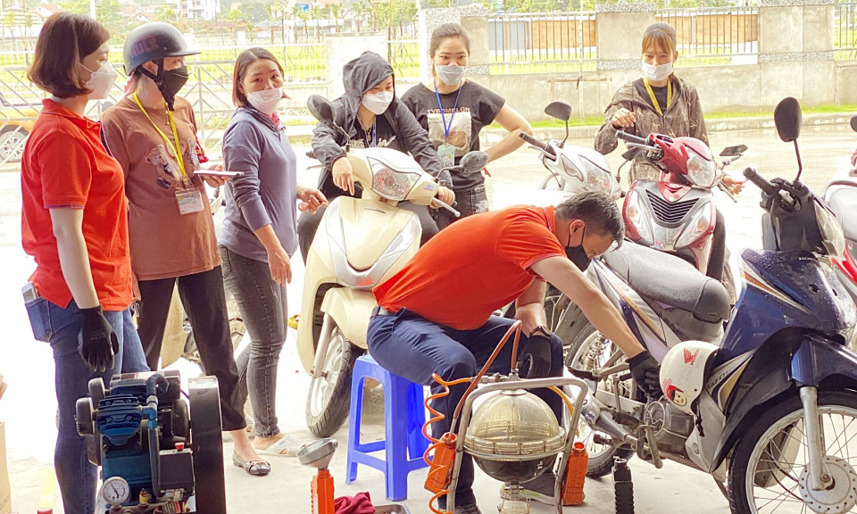 Thay dầu xe máy miễn phí cho 300 đoàn viên, CNLĐ