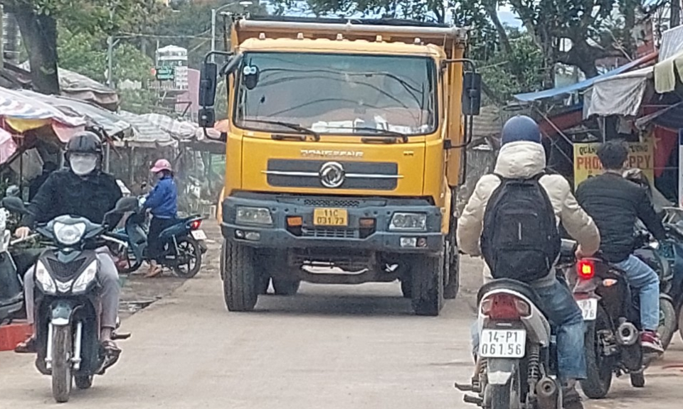 Hải Hà: Nguy cơ mất an toàn giao thông từ hoạt động của “chợ cóc”