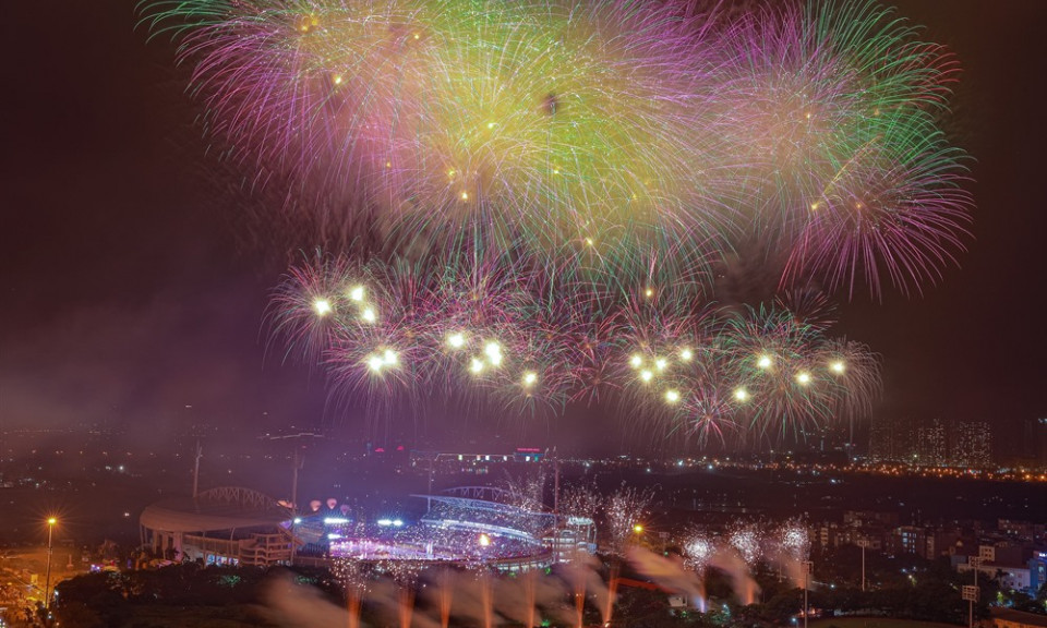 President Phúc officially opens the SEA Games 31