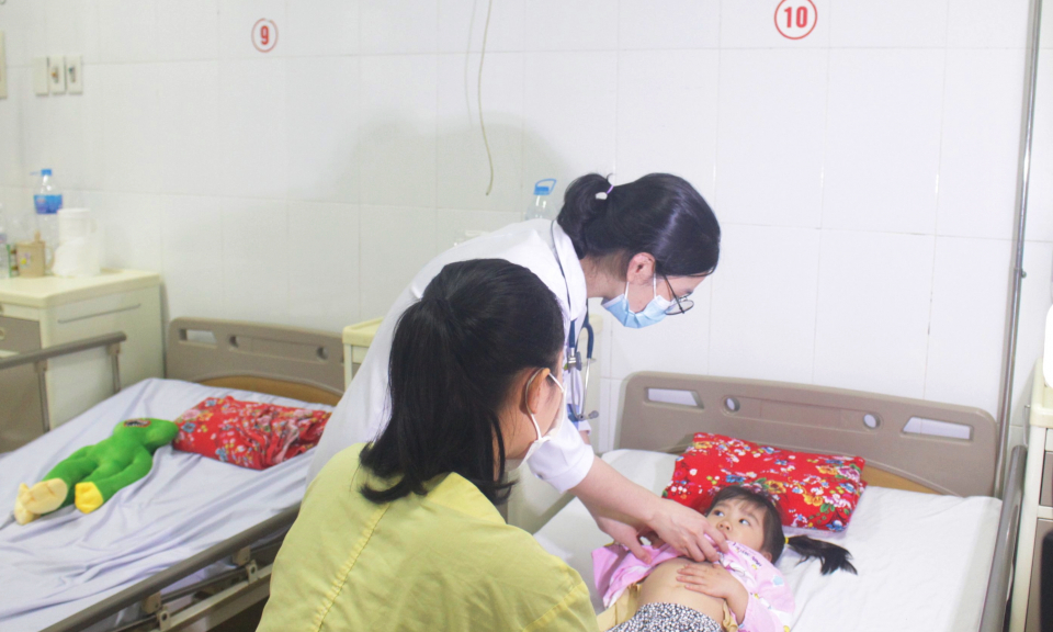 Nhiều trẻ nhập viện do sốt, nôn, tiêu chảy