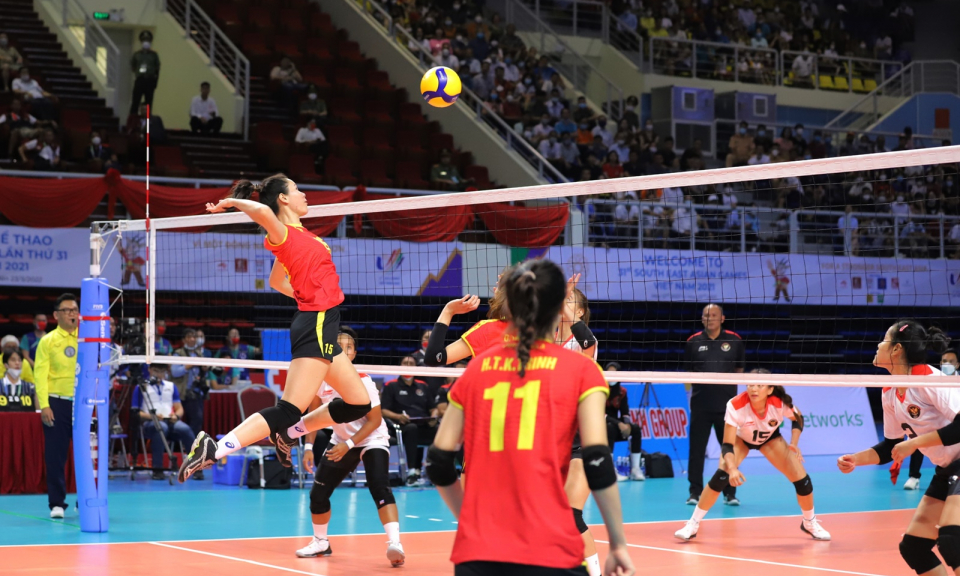 Đội tuyển bóng chuyền nữ Việt Nam giành chiến thắng kịch tính trước Indonesia