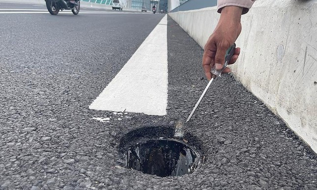 Bắt nghi can trộm hàng chục nắp cống trên cầu Thủ Thiêm 2