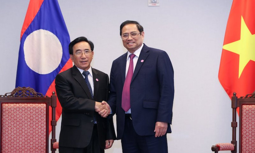 Thủ tướng Phạm Minh Chính gặp Thủ tướng Phankham Viphavanh