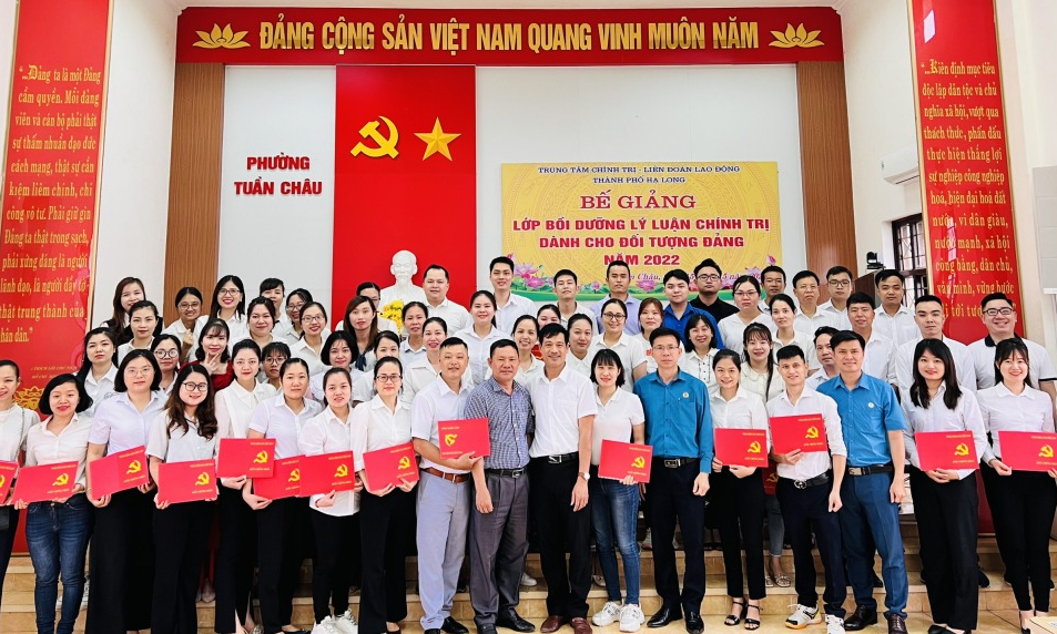 Hạ Long: Trao chứng nhận bồi dưỡng lý luận chính trị cho 70 CBCNVCLĐ