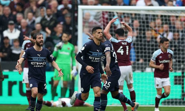 Man City lỡ cơ hội định đoạt Ngoại hạng Anh