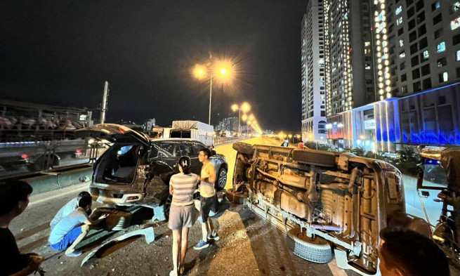 Tai nạn liên hoàn giữa 5 xe ô tô, đường vành đai 3 trên cao tắc cứng