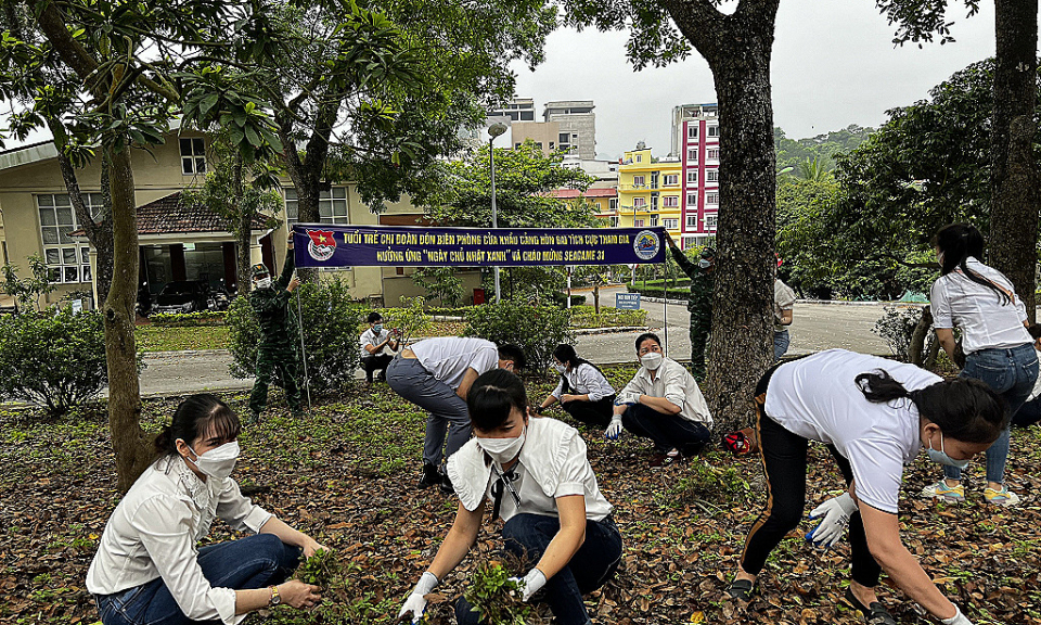 Ra quân dọn vệ sinh môi trường Khu di tích lưu niệm Bác Hồ trên đảo Tuần Châu 