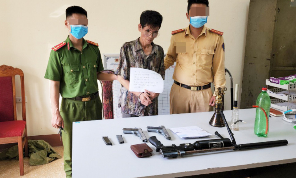 Đối tượng tàng trữ ma túy "ém" 3 khẩu súng tại nhà
