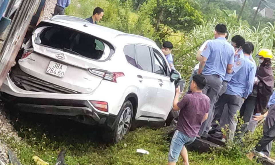 Ô tô và 5 người trên xe bị tàu hỏa đâm bay xuống ruộng