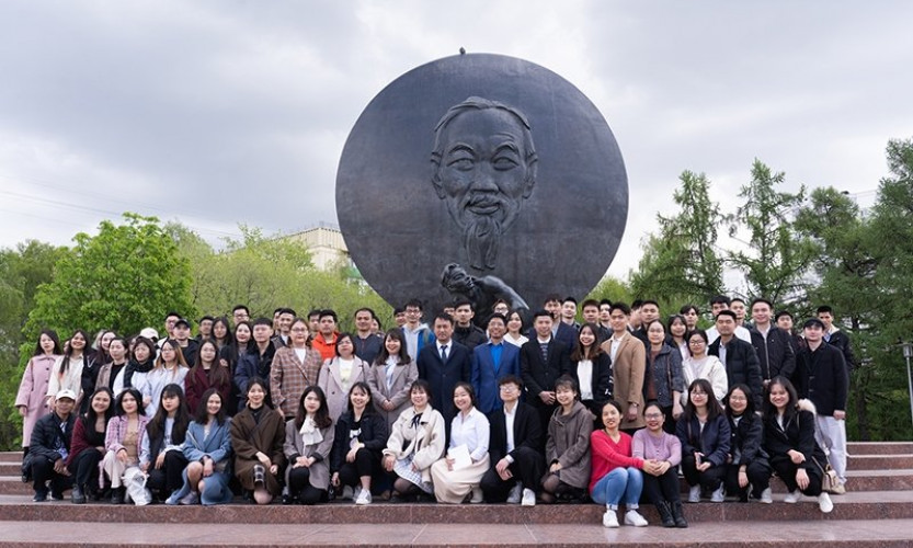 Vietnamese students in Russia offer flowers in tribute to President Ho Chi Minh