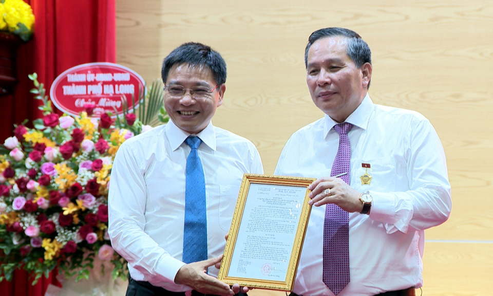 Trao quyết định nghỉ hưu theo chế độ đối với Chủ tịch UBND TP Hạ Long