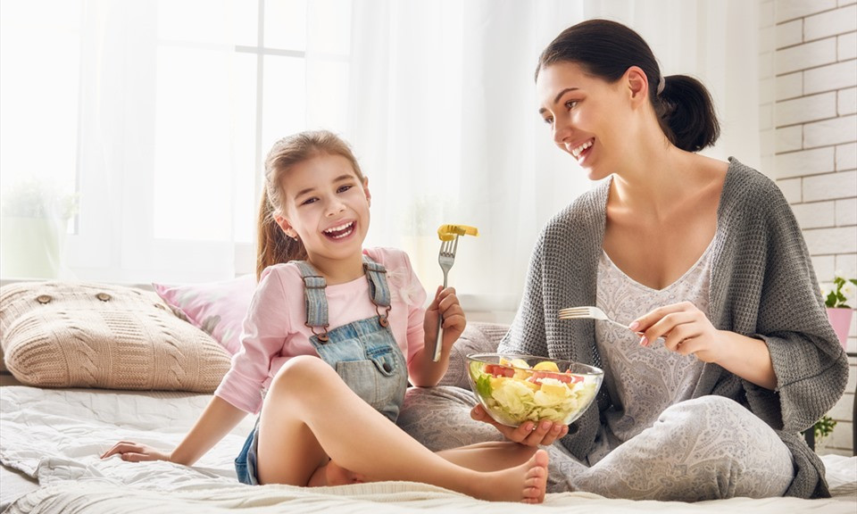 Cha mẹ cần làm gì khi trẻ ăn vặt quá nhiều?