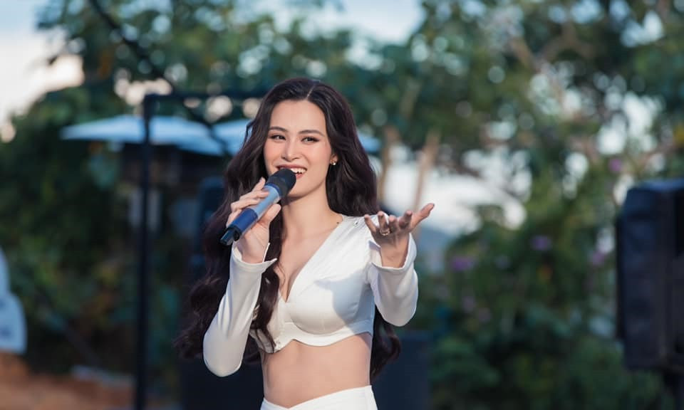 Hoa hậu Hoàn vũ Việt Nam bị tấn công vì Đông Nhi