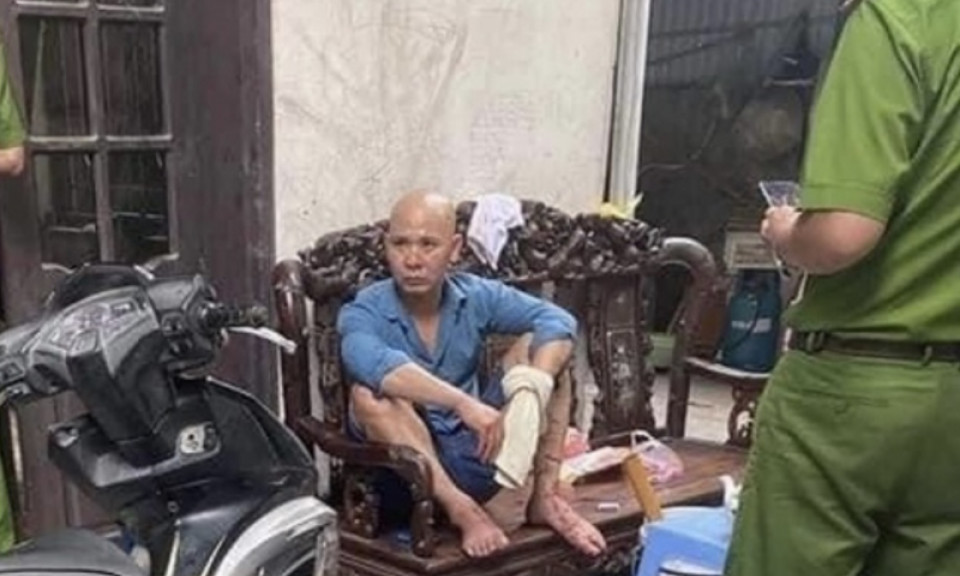 Chồng chém vợ trọng thương rồi ngồi "thần mặt" trên ghế salon