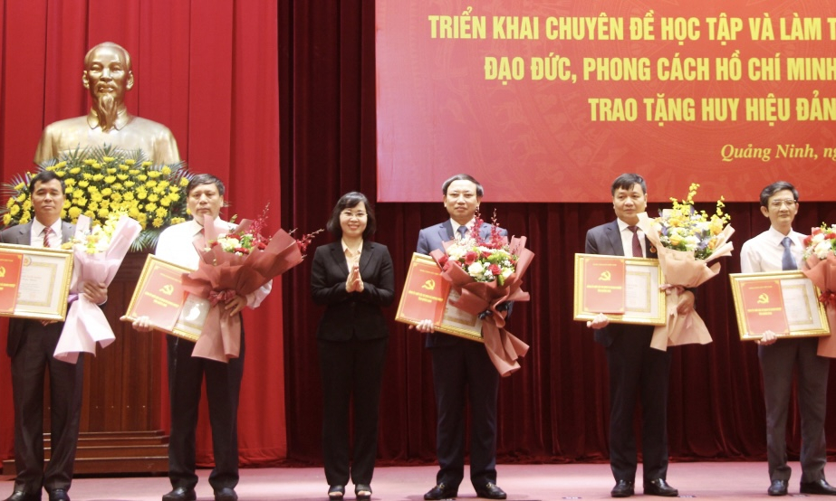 Hội nghị chuyên đề học tập và làm theo tư tưởng, đạo đức, phong cách Hồ Chí Minh và trao huy hiệu Đảng