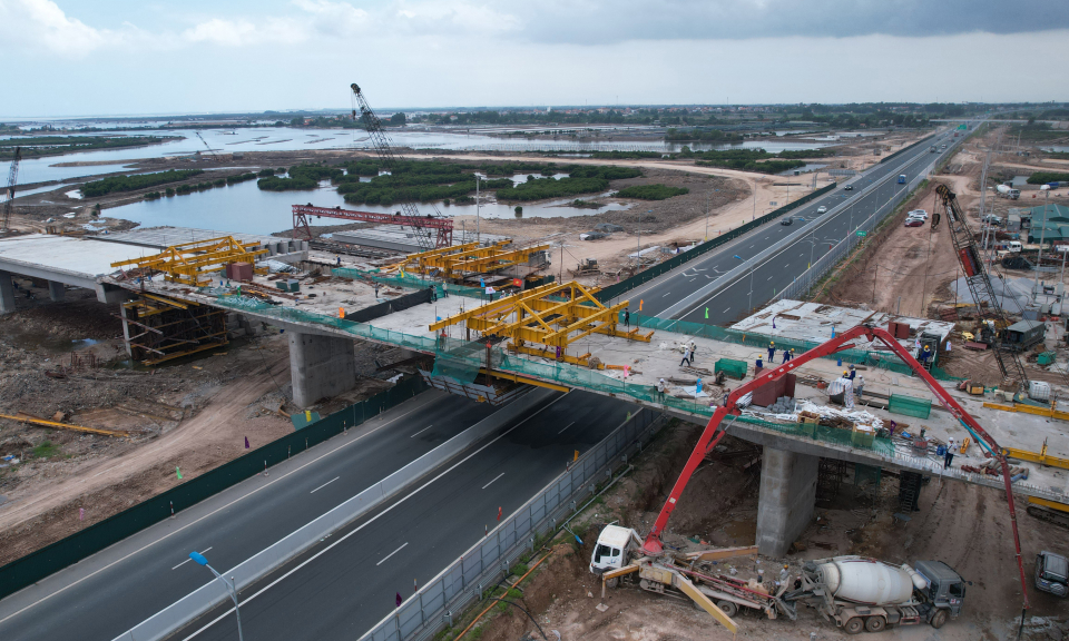 Hợp long cầu vượt cao tốc Hạ Long - Hải Phòng