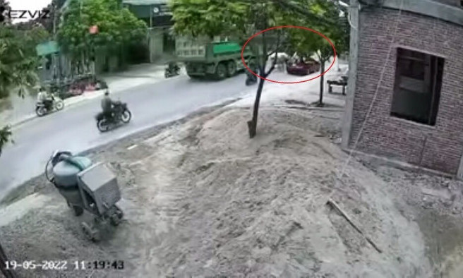 Đâm vào cửa ô tô bất ngờ mở, người phụ nữ bị xe tải cán tử vong
