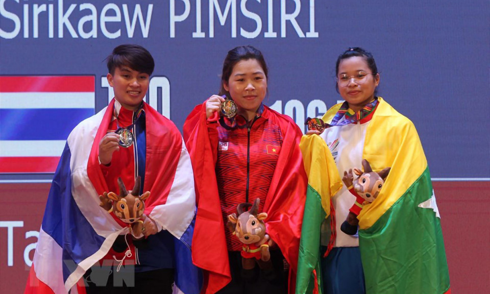 Cô gái dân tộc Giáy Hoàng Thị Duyên phá kỷ lục SEA Games