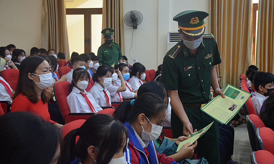 Tuyên truyền Luật Biên phòng cho học sinh 