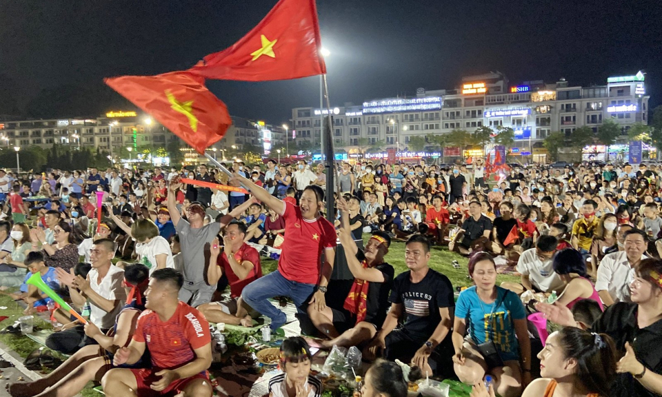 Cổ động viên Hạ Long "bùng nổ"' trước chiến thắng của Đội tuyển bóng đá nữ Việt Nam