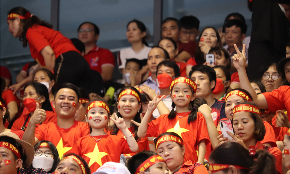 Đông đảo khán giả tới cổ vũ cho các cầu thủ bóng chuyền Việt Nam