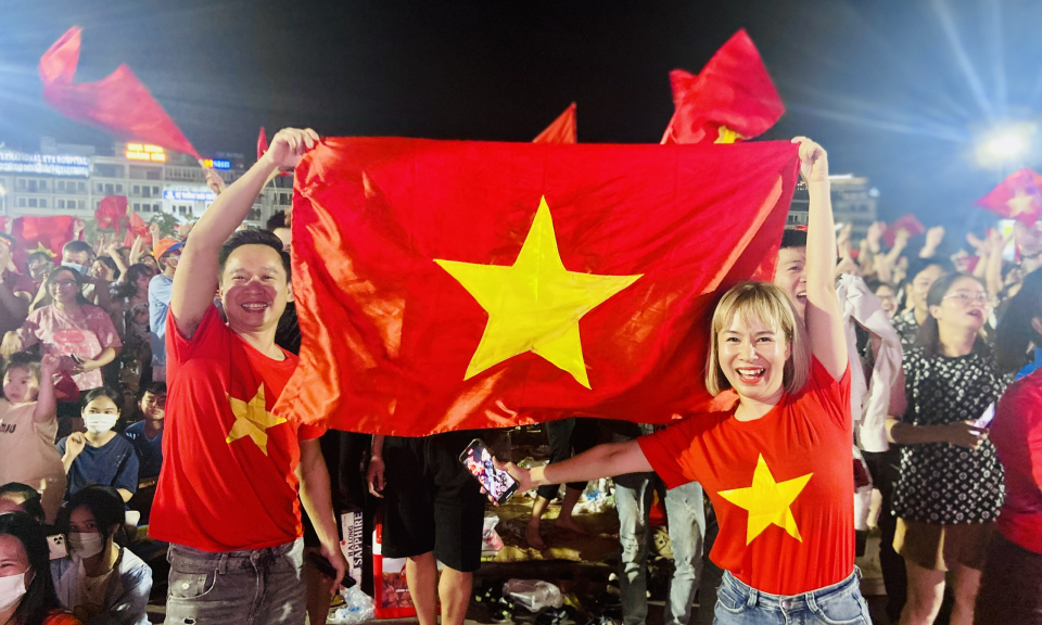 Người dân Hạ Long đổ ra đường ăn mừng chiến thắng của U23 Việt  Nam