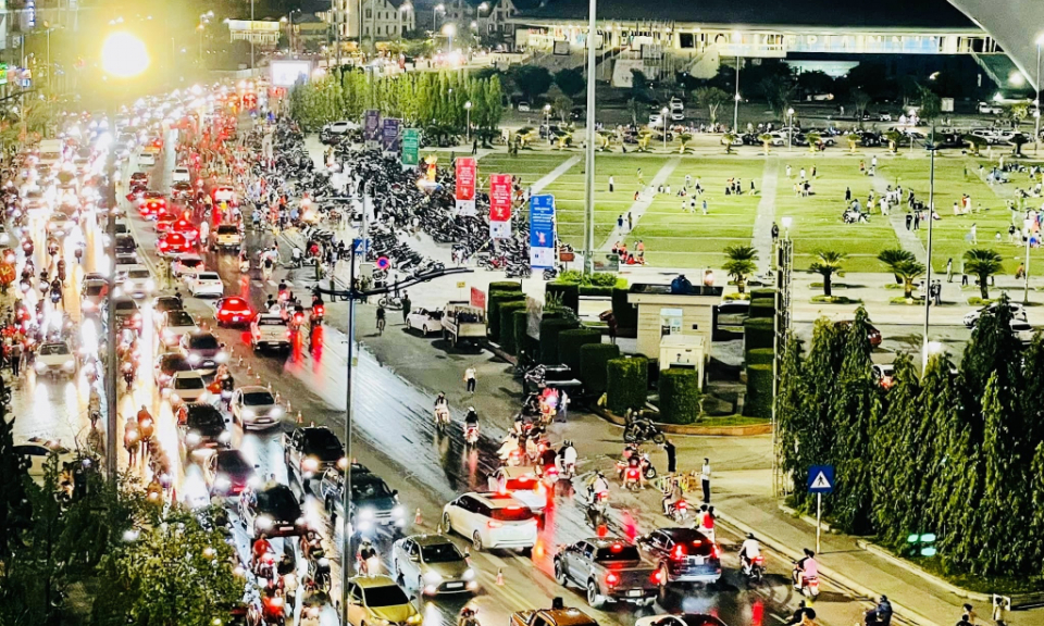 Ha Long people storm streets to celebrate the victory of U23 Vietnam team