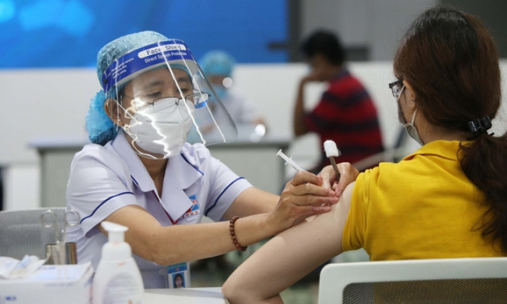 Tiêm vaccine Covid-19 mũi 4 cho lực lượng tuyến đầu