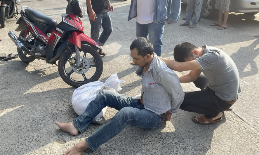 Heroin giấu trong mì tôm gửi theo kiện hàng xe khách