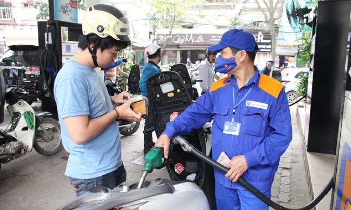 Cần tính tới các công cụ thuế linh hoạt để kìm giá xăng dầu