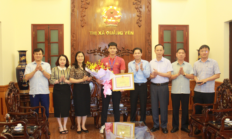 TX Quảng Yên: Khen thưởng vận động viên bơi Ngô Đình Chuyền