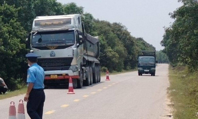 Phạt 89,5 triệu, tước GPLX 4 tháng tài xế chở quá tải “khủng”