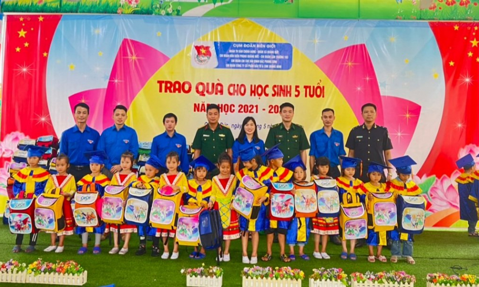 Cụm Đoàn biên giới huyện Hải Hà tặng quà học sinh Trường Mầm non Quảng Đức