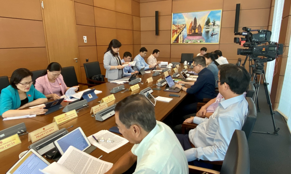 Thảo luận tổ về Dự án Luật Thanh tra (sửa đổi); Dự án Luật Khám bệnh, chữa bệnh (sửa đổi)