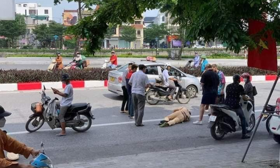Thiếu tá CSGT bị 2 thanh niên vượt đèn đỏ đâm trọng thương