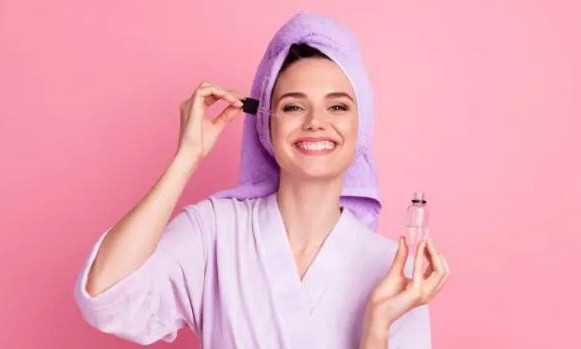Chữa lành da mụn bằng serum tự làm