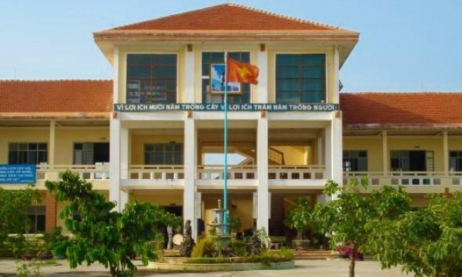 Nữ sinh lớp 11 bị bạn dùng dao cạo rạch mặt