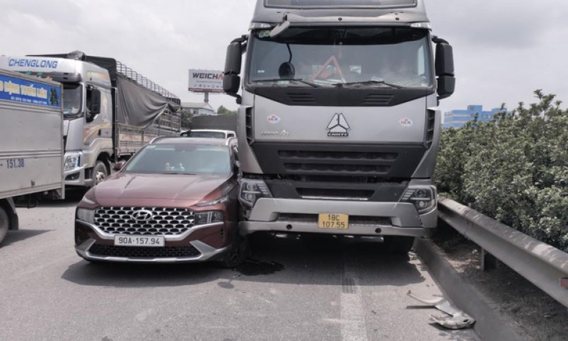 Tai nạn trên cầu Thanh Trì, giao thông ùn tắc kéo dài nhiều km