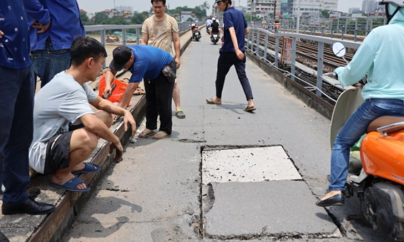 Xác định nguyên nhân gây lỗ thủng lớn trên cầu Long Biên, Hà Nội