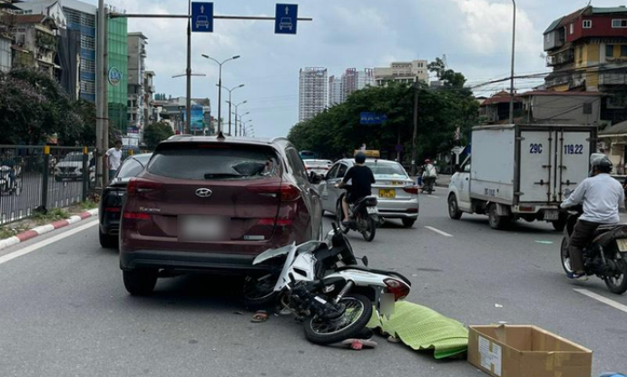 Hà Nội: Tài xế xe máy tử vong sau vụ tai nạn liên hoàn với ô tô