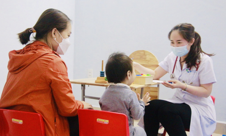 Can thiệp điều trị cho trẻ tự kỷ