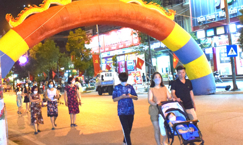 Cam Pha walking street lures lots of visitors