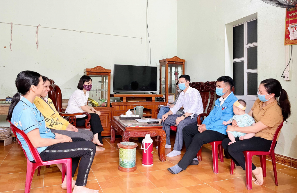 Cán bộ dân số huyện Ba Chẽ phối hợp với cộng tác viên dân số tại các thôn trên địa bàn xã Lương Mông thực hiện tư vấn hộ gia đnh cho người dân góp phần nâng cao chất lượng dân số.